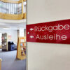 Hinweisschild Ausleihe und Rückgabe