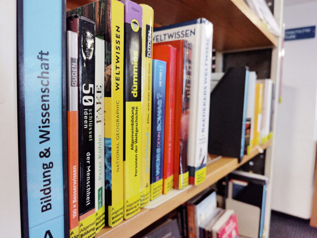 Stadtbibliothek Burghausen Innenansicht Bücher