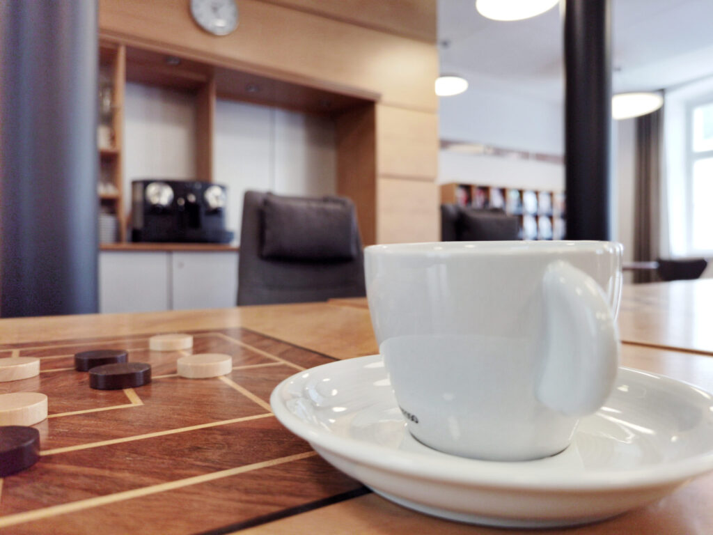 Kaffeetasse auf Mühle-Spieltisch